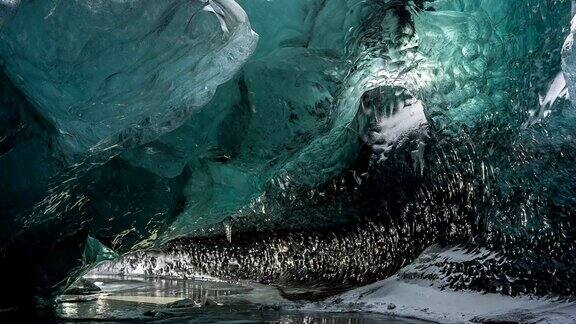 冰岛的水晶冰洞