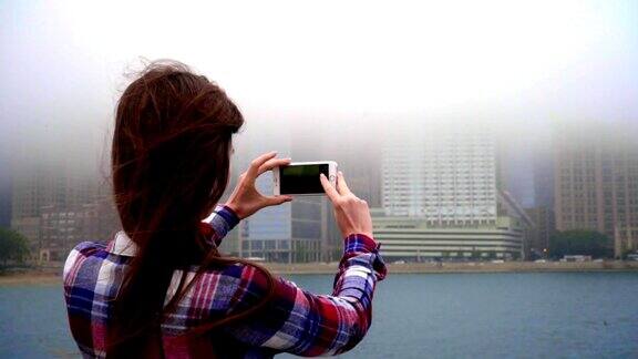 手持手机拍摄城市雾移动摄影