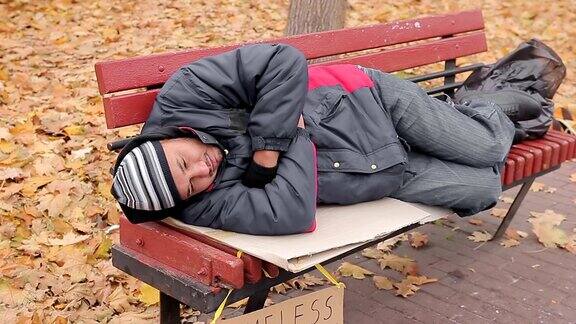一个孤独可怜的人躺在长凳上一个又饿又冷的可怜虫