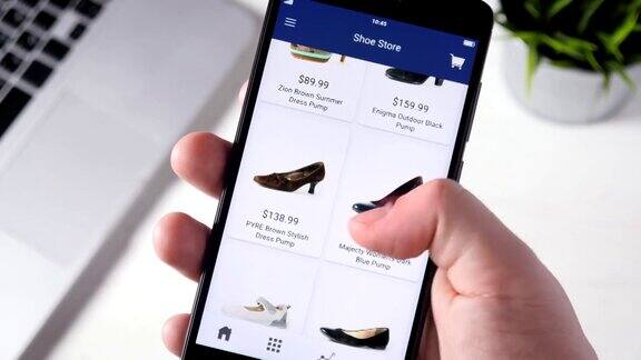 使用智能手机应用在网上购物和选择鞋子