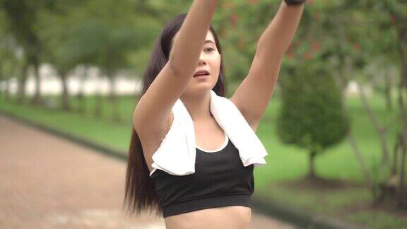 年轻的亚洲女性在绿色公园慢跑或锻炼运动女性