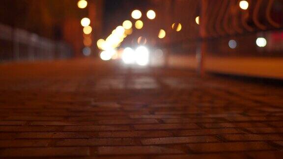 夜晚城市的路灯路面平整的石板人行道和汽车路面