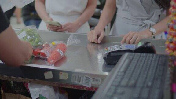 顾客在超市的收银台付款