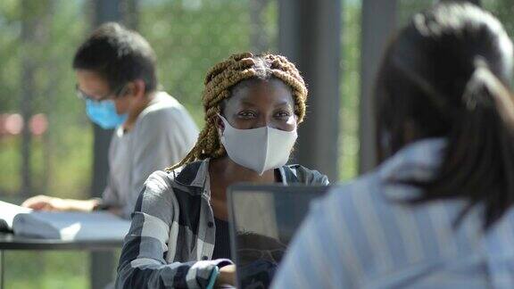 大学生戴着防护口罩
