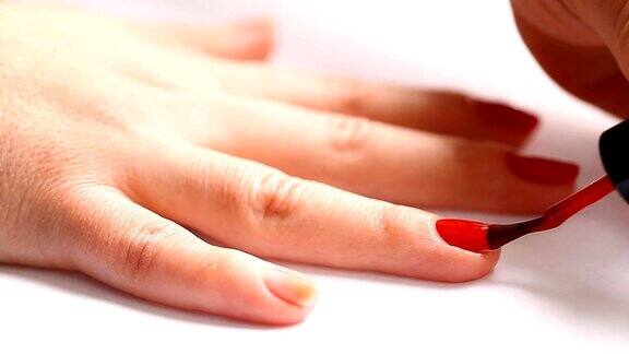 一个女人用红漆涂指甲