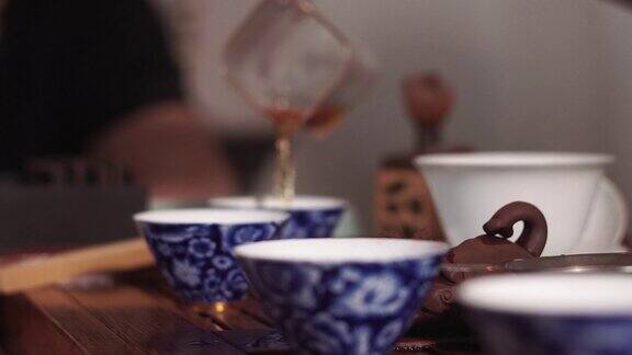 倒热茶是中国礼仪的重点选择