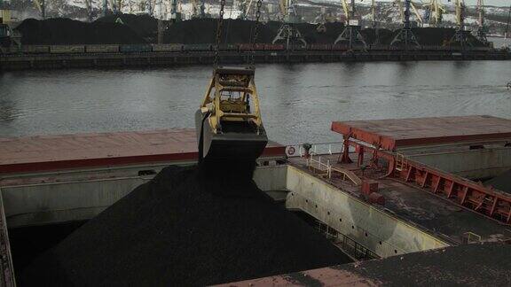 港口起重机铲斗的移动、开启和卸载散装煤作业