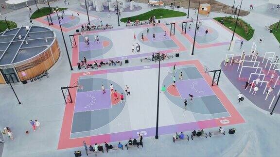 五彩缤纷的篮球场与球员在城市公园空中