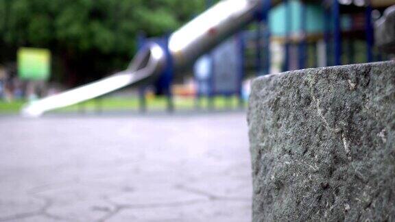 公园里的金属滑梯儿童娱乐设备把注意力集中在石头上