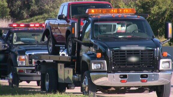 拖车拖着一辆破车高速公路道路援助事故