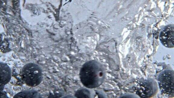 黑莓扔漩涡水玻璃器皿特写排毒液旋转