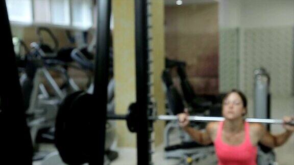 女性用杠铃做硬举运动自信的年轻女子在健身房举重锻炼