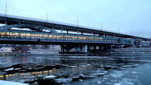 莫斯科河Luzhnetskaya桥(地铁桥)在一个冬天的晚上莫斯科俄罗斯