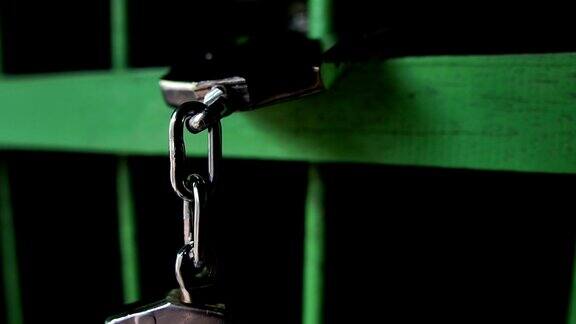 慢镜头:枷锁钩困在黑暗的监狱