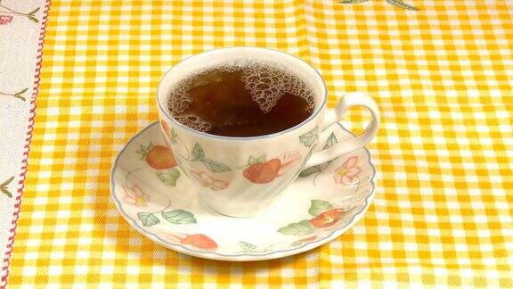 把热茶倒在杯子上