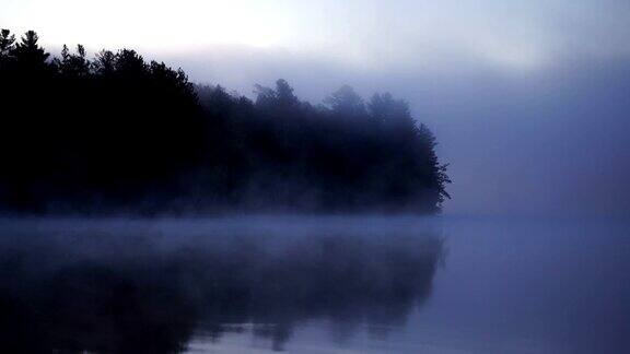 湖面上有雾