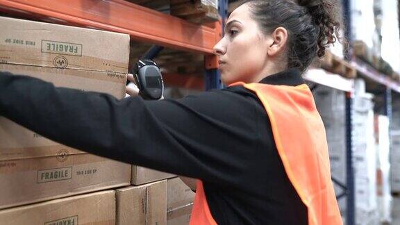 女工在仓库货架上的统一扫描箱