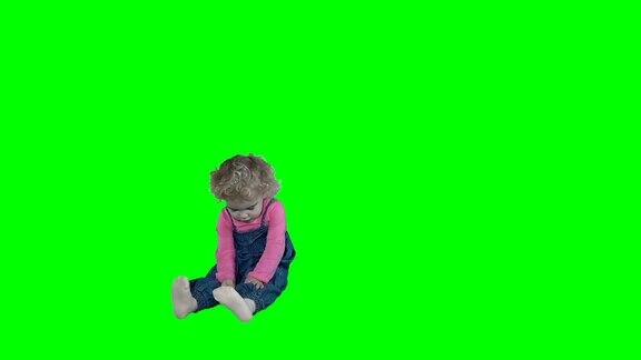 疯狂的小女孩蹦蹦跳跳移动孤立在绿色