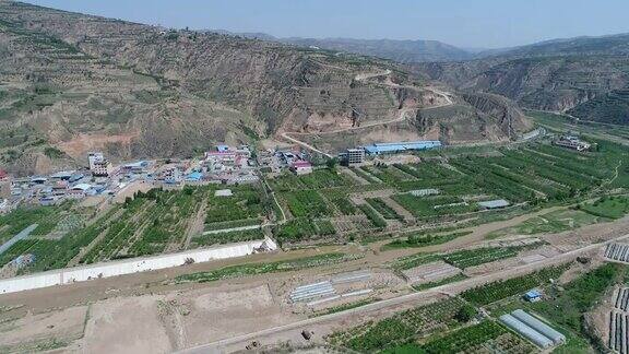 俯视图下的小贫困村庄的山甘肃省中国