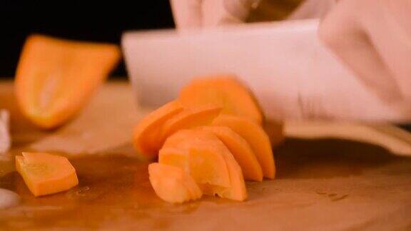 厨师切鲜橙胡萝卜特写