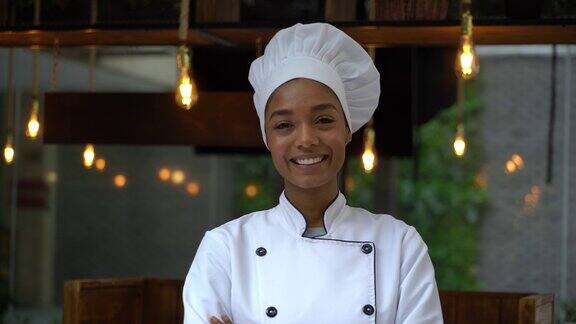 美丽的黑人女厨师对着镜头微笑双臂交叉