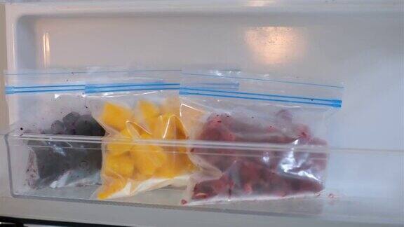 冷冻水果和浆果在塑料袋在冰箱的特写