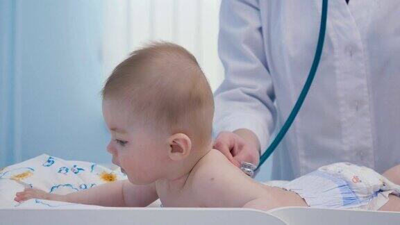 医生用听诊器检查孩子的身体
