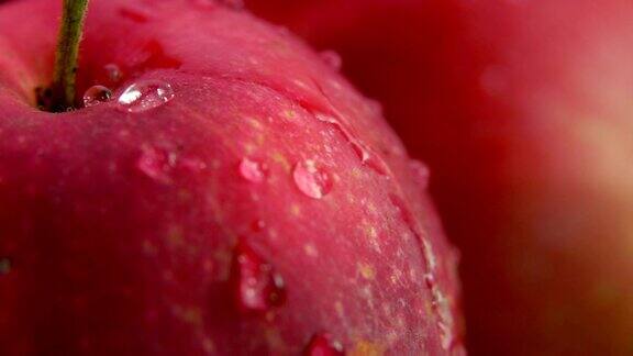 一个红苹果的超级近距离特写一滴水从苹果表面流下来