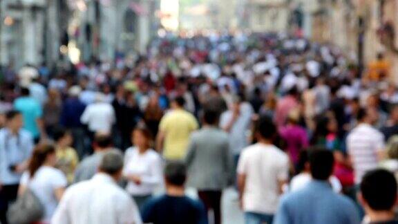 伊斯坦布尔伊斯提卡尔大街上模糊不清的人群