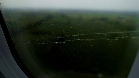 在机场紧急降落的客机窗户上有雨水