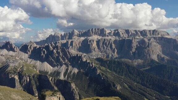 从意大利的Sella山脉Dolomites看波多多山