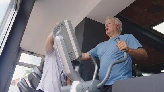 老男人在健身房锻炼