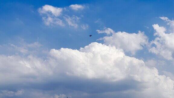 飞机在美丽的蓝天上飞行天空中有白色蓬松的云