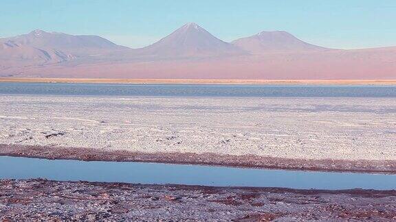 智利的阿塔卡马盐滩和利坎卡武尔火山