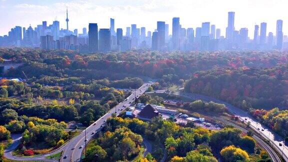 空中的爱德华王子高架桥和唐谷公园秋天多伦多加拿大