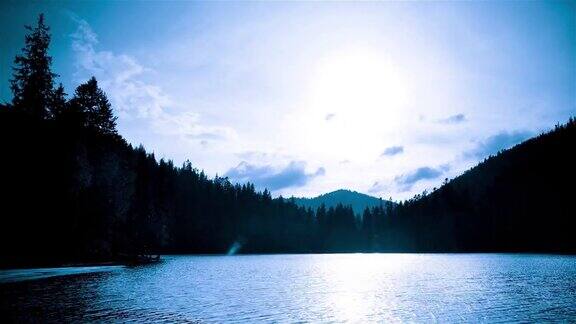 雾蒙蒙的日出时光流逝在湖面上