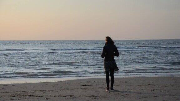 沙滩上孤独的女孩