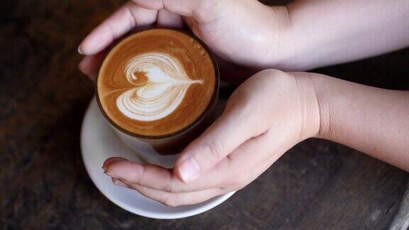 女人手捧一杯咖啡在咖啡咖啡馆慢镜头