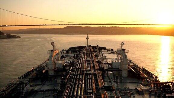 一艘原油油轮正驶过土耳其博斯普鲁斯海峡