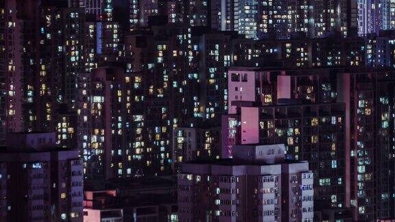 HAZO住宅楼窗户闪烁在夜晚中国北京