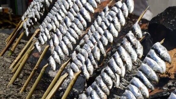 食物沙丁鱼鱼串火烤架在火