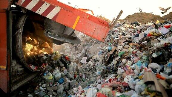 垃圾车在垃圾填埋场倾倒垃圾把垃圾变成垃圾的车辆