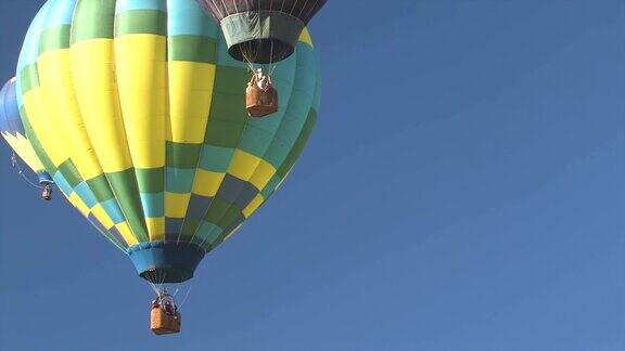 漂浮在空中的热气球