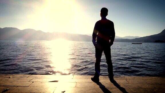 日落时分一个人站在湖边