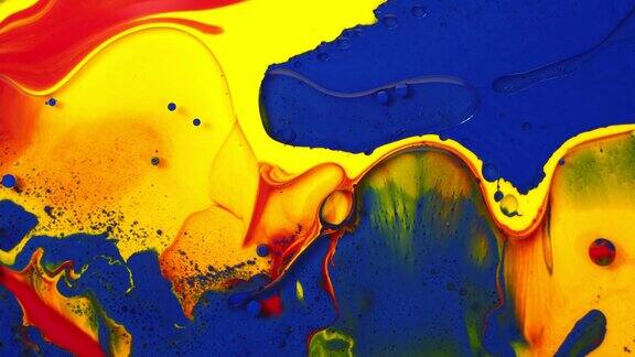 蓝色、红色、黄色等明亮的色彩混合在一起以慢动作形成波浪状的漩涡创造出抽象艺术不同颜色的丙烯酸颜料混合在一起