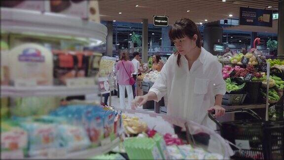 亚洲女人在超市购物