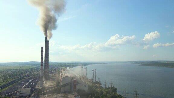 鸟瞰图的煤电厂高管道与黑烟囱污染的大气电力生产与化石燃料