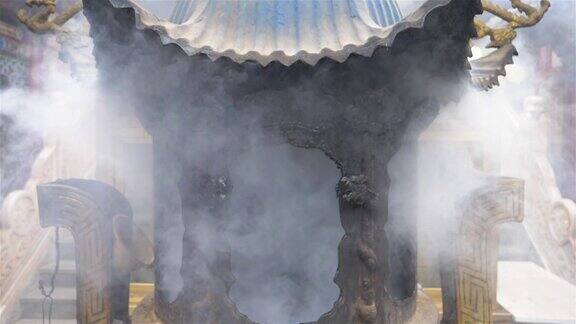 中国青海省西宁市南山寺的烟雾和香炉