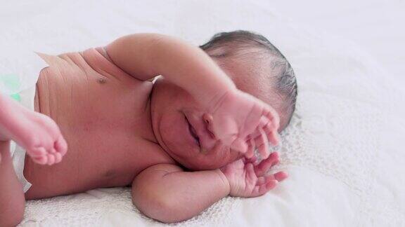 新出生的非洲裔美国婴儿睡得香甜