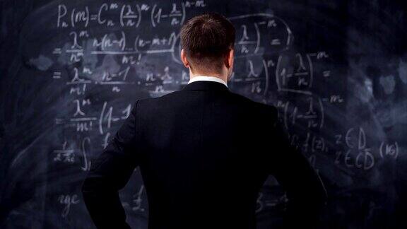 后视图的人对黑板上的数学公式方程